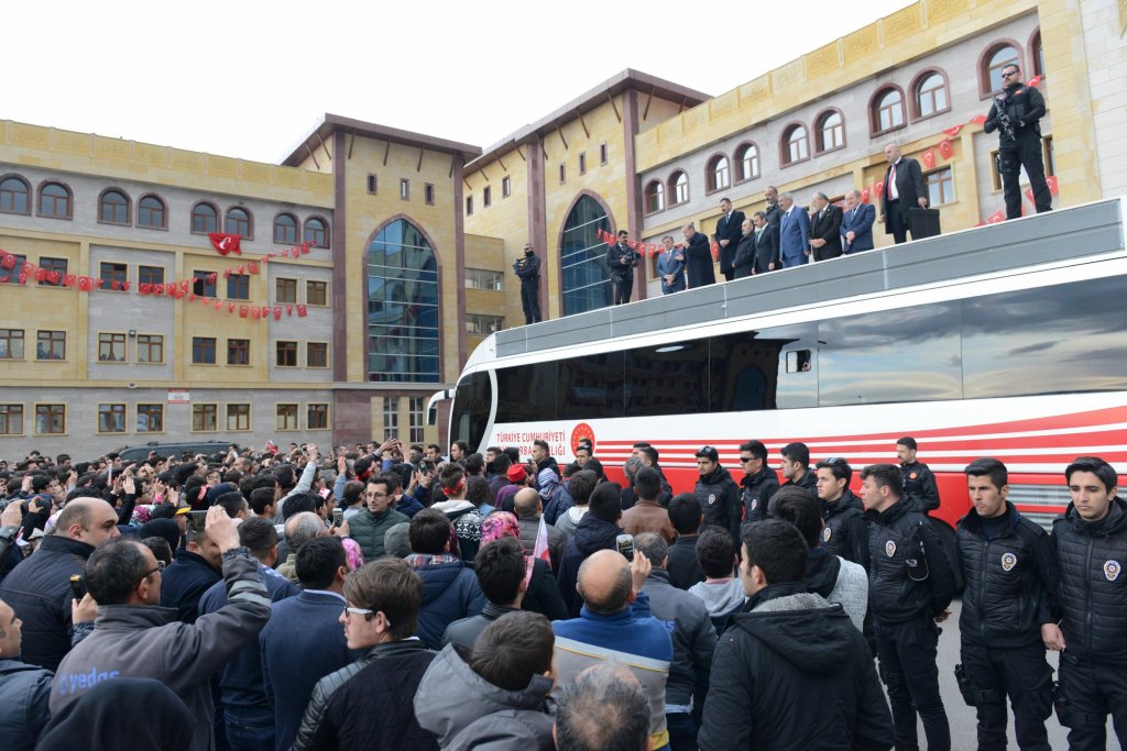 Cumhurbaşkanı Erdoğan, külliyede öğrencilerle buluştu