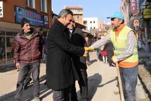 Başkan Külcü, kaldırım çalışmasını inceledi