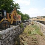 Belediye dereleri temizliyor