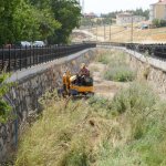 Belediye dereleri temizliyor