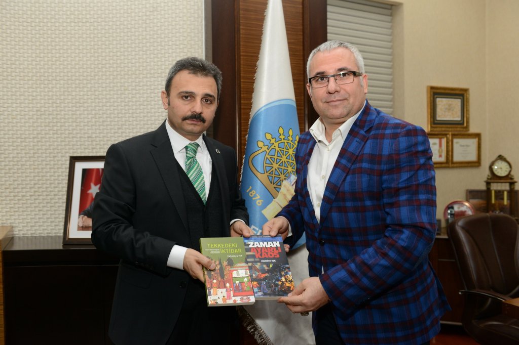 Işık, yeni kitaplarını Başkan Külcü’ye hediye etti