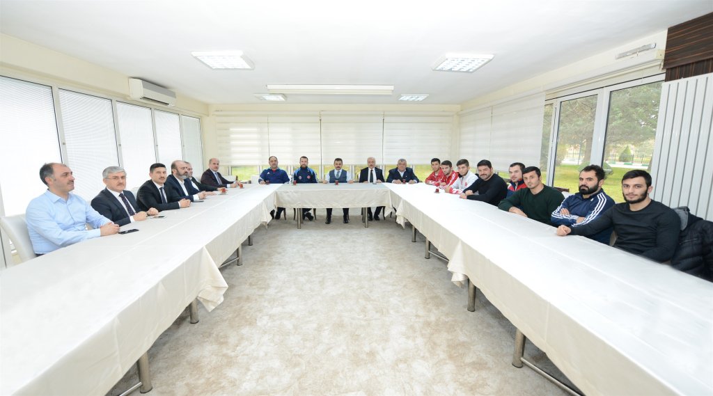 Şampiyon güreşçilere moral yemeği