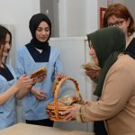 Halime Gül’den hastalara moral ziyareti