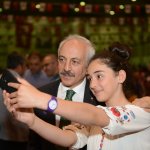 Yetim gülerse dünya güler