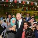 Yetim gülerse dünya güler