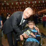 Yetim gülerse dünya güler