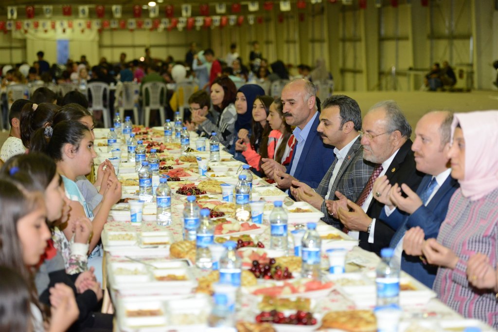 4 bin çocuk, gönül sofrasında buluştu