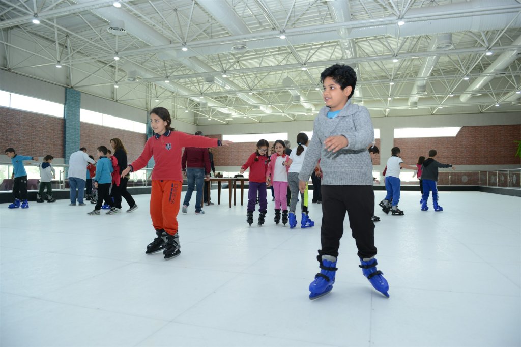Çocukların buz pateni ve bowling coşkusu