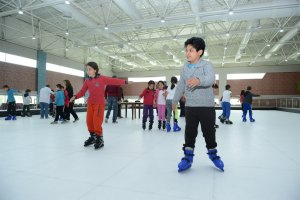 Çocukların buz pateni ve bowling coşkusu