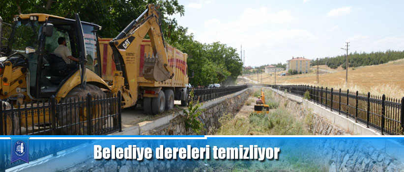 Belediye dereleri temizliyor