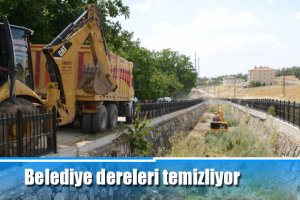 Belediye dereleri temizliyor