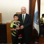 Masa Tenisi ve Badminton'da başarı elde eden sporcular Başkan Gül'ü ziyaret etti