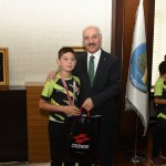 Masa Tenisi ve Badminton'da başarı elde eden sporcular Başkan Gül'ü ziyaret etti