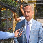 Belediye arife günü mezarlıklarda 60 bin çiçek dağıtacak