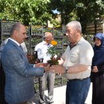 Belediye arife günü mezarlıklarda 60 bin çiçek dağıtacak