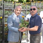 Belediye arife günü mezarlıklarda 60 bin çiçek dağıtacak