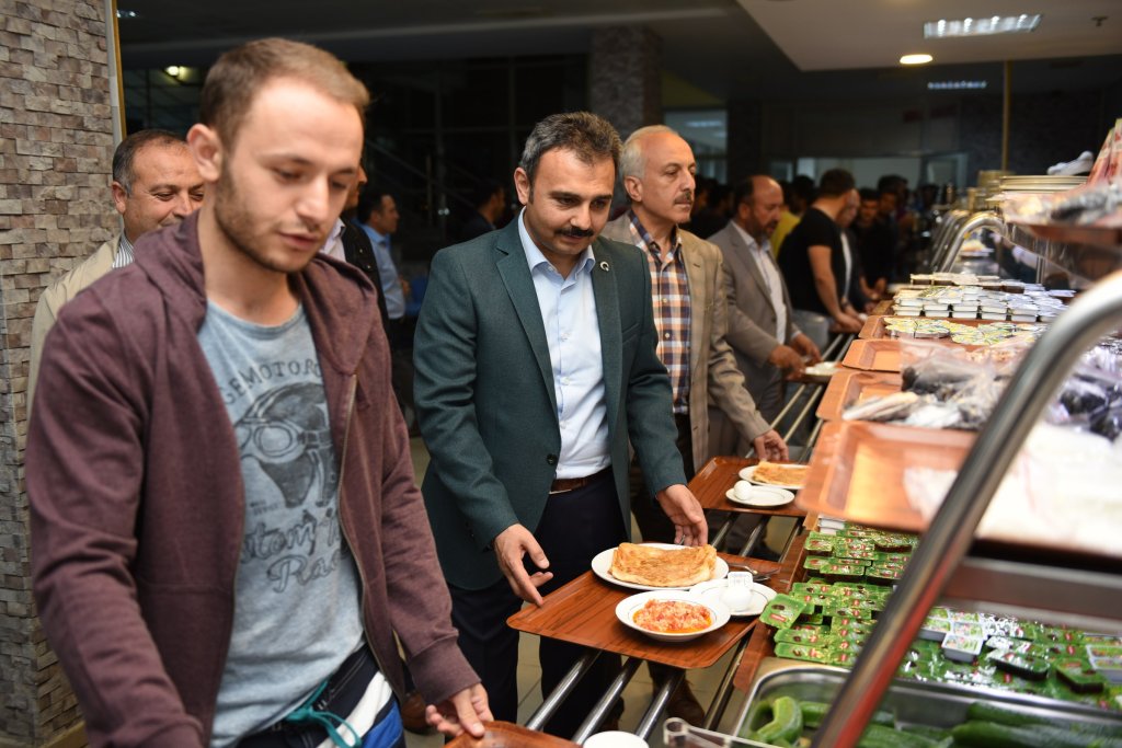 Başkan Külcü, üniversiteli gençlerle birlikte sahur yaptı