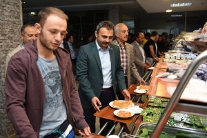 Başkan Külcü, üniversiteli gençlerle birlikte sahur yaptı