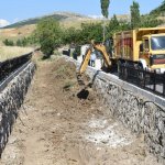 Belediye dereleri temizliyor