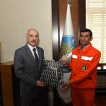 Başkan Gül Temizlik İşçisini ödüllendirdi