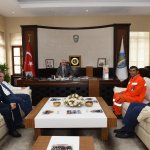 Başkan Gül Temizlik İşçisini ödüllendirdi