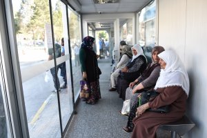 Klimalı duraklar vatandaşları serinletiyor