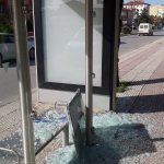 Şehir magandaları durak camlarını kırdı