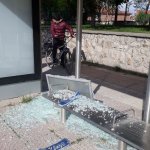 Şehir magandaları durak camlarını kırdı