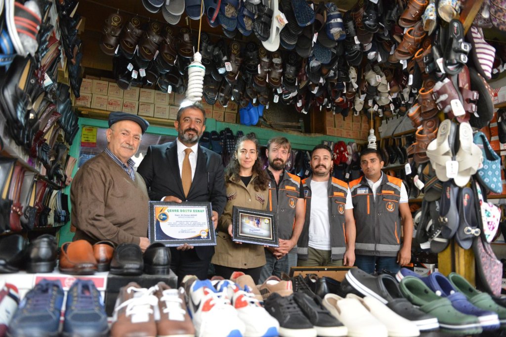 Çorum Belediyesi,  70 yıldır dükkânın önünü süpüren esnafı onurlandırdı