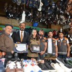 Çorum Belediyesi,  70 yıldır dükkânın önünü süpüren esnafı onurlandırdı