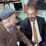 Çorum Belediyesi,  70 yıldır dükkânın önünü süpüren esnafı onurlandırdı