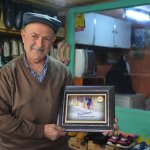 Çorum Belediyesi,  70 yıldır dükkânın önünü süpüren esnafı onurlandırdı