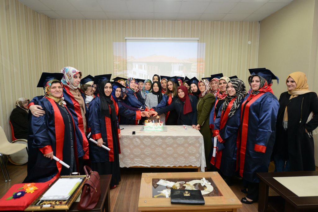 Evde çocuk bakım elemanı kursiyerleri sertifikalarını aldı