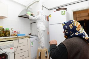 Ulu çınarların evlerini bayram öncesi temizliyoruz