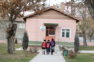 Herkesin gönlü ferah olsun. Faik Tonguç Çocuk Kütüphanesini yıkmayacağız