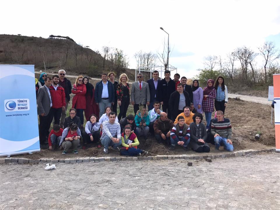 Engelli öğrencilerinden fidan dikimi etkinliği