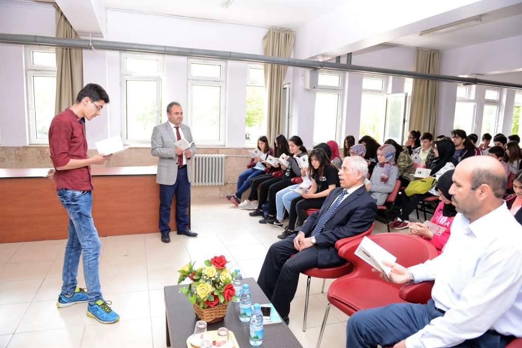 Kent Konseyi gençlere kitap hediye etti