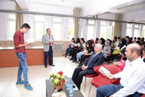 Kent Konseyi gençlere kitap hediye etti