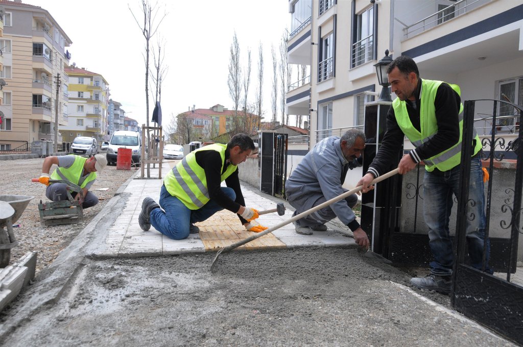 Kaldırım yapım çalışmalarına devam ediyoruz