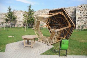 Şehir magandaları bu kez de semt parkına zarar verdi