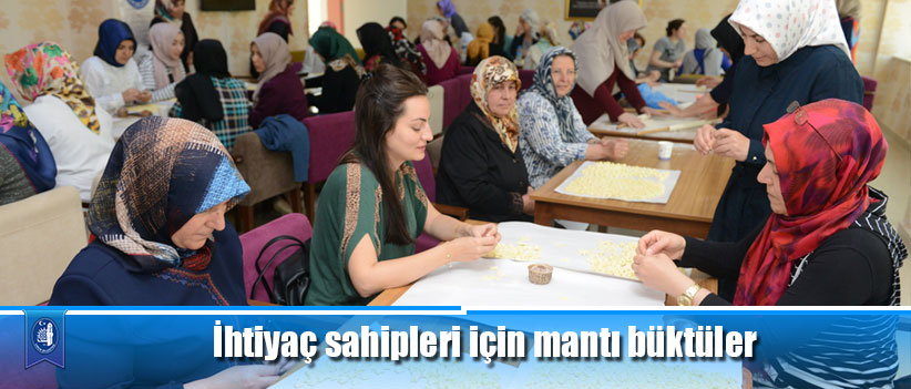 İhtiyaç sahipleri için mantı büktüler