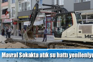 Mavral Sokakta atık su hattı yenileniyor