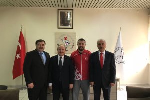 Gül ve Karadağ’dan milli güreşçilere moral desteği