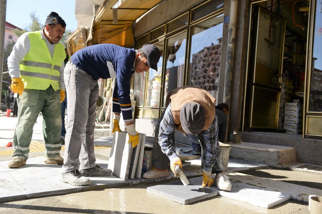 Osmancık Caddesi’nde kaldırımlar yenileniyor