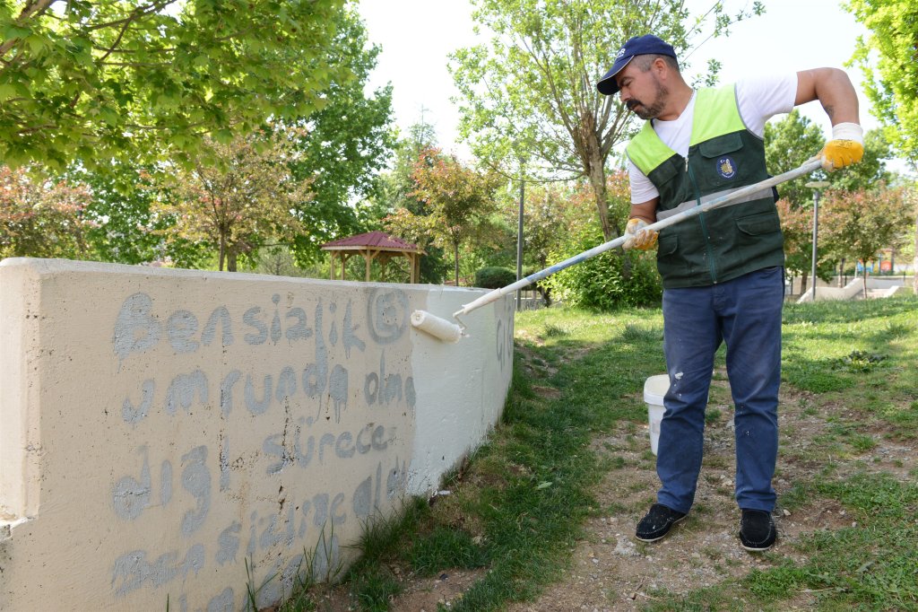 Sprey boyalarla parklara zarar veriyorlar