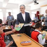 Çocuklarımıza 12 bin 500 tatil kitabı dağıttık