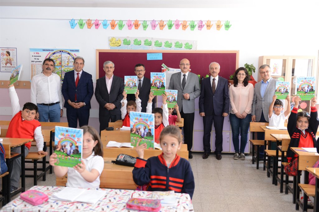 Çocuklarımıza 12 bin 500 tatil kitabı dağıttık