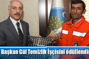 Başkan Gül Temizlik İşçisini ödüllendirdi