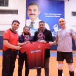 Kırmızı Şimşekler’den voleybol takımına destek