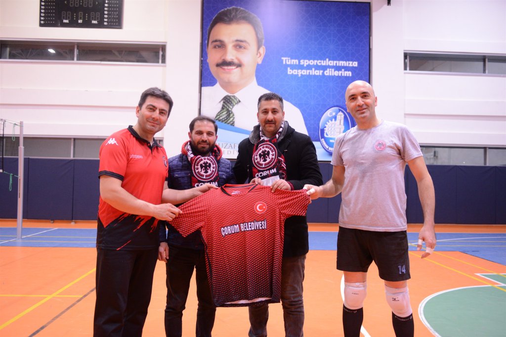 Kırmızı Şimşekler’den voleybol takımına destek